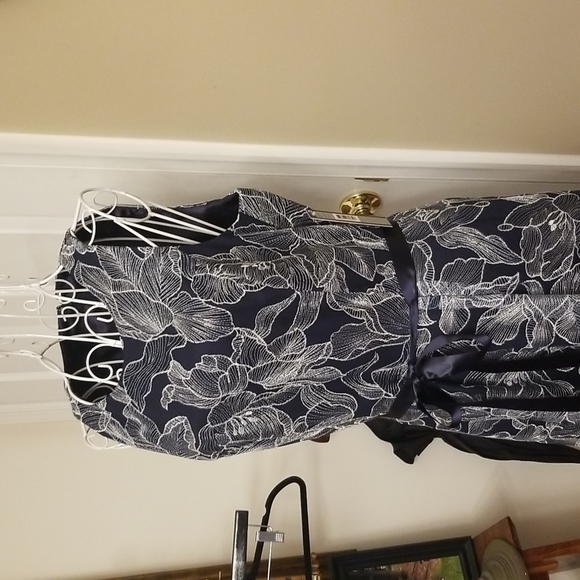 Stunning Tahari navy and white dress NWT - Picture 3 of 15